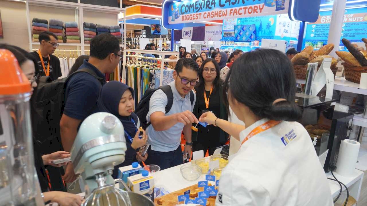 Sesi diskusi dengan pengunjung pameran