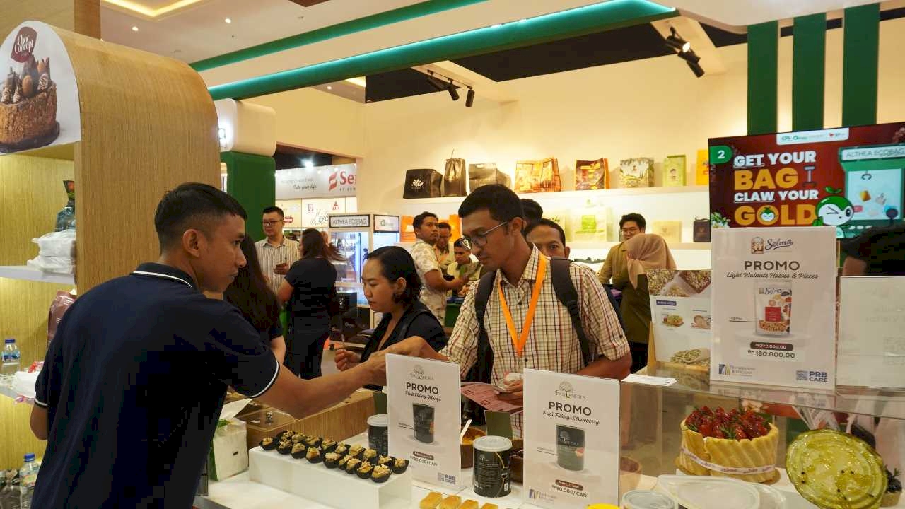 Pengunjung di booth Hall Nusa Dua 1917