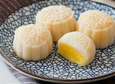 Snow Moon Cake