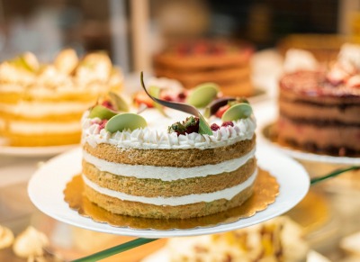 Buttercream, Whipped Cream, dan Fondant: Mana yang Terbaik untuk Dekorasi Kue Anda?
