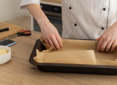Cara Melapisi Loyang dengan Baking Paper yang Benar