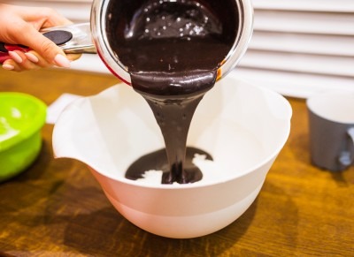 Cara Melelehkan Cokelat Batangan dengan Sempurna untuk Topping